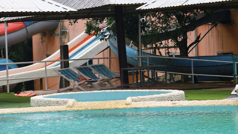 Khuôn viên hồ bơi